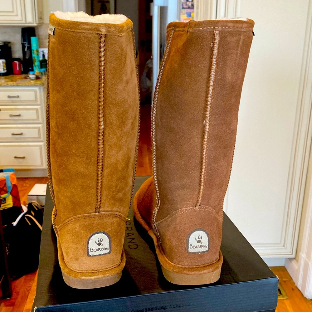 New, never worn Sz 8 tall Bearpaw boots